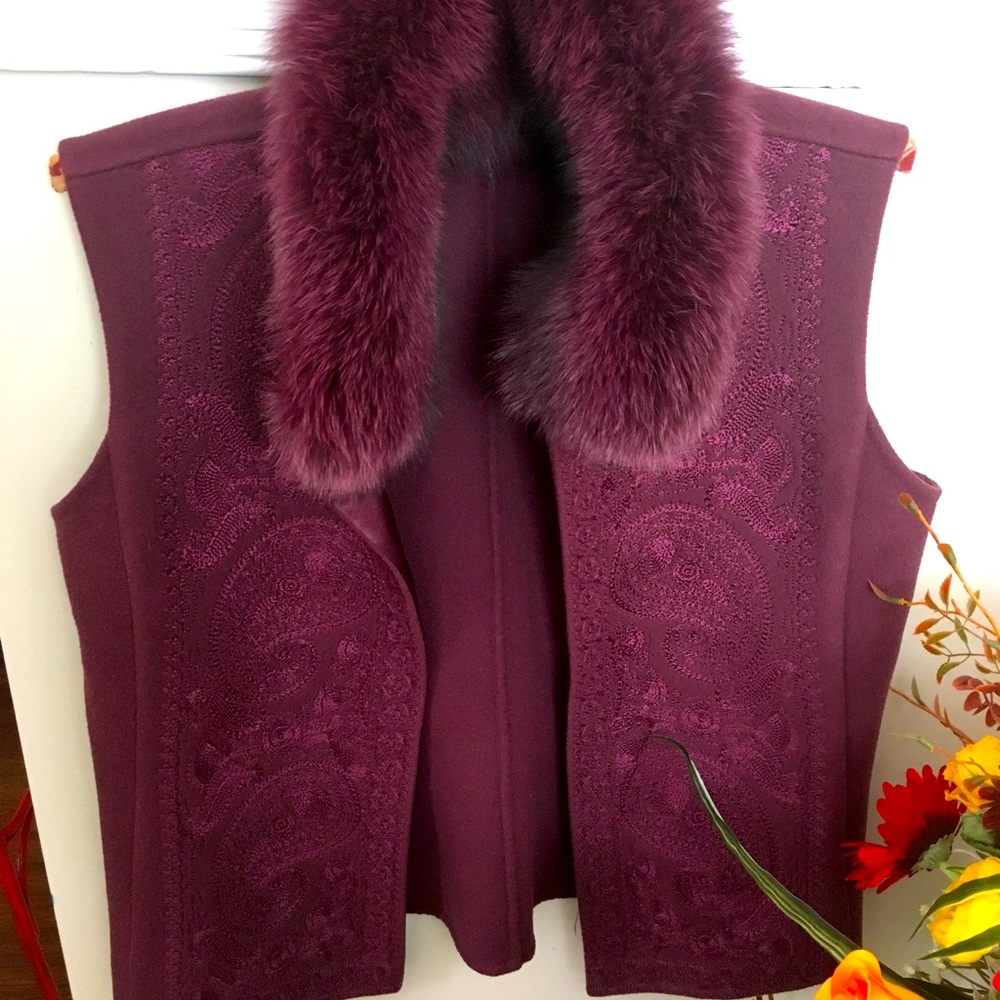 100% Fox Fur Vest. Never worn;New !